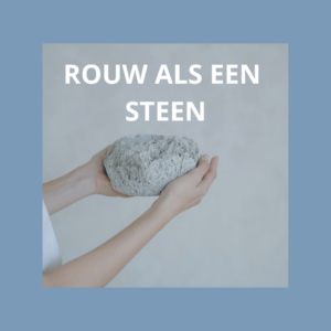 Handen die een grote steen vasthouden omdat rouw voelt als een zware steen