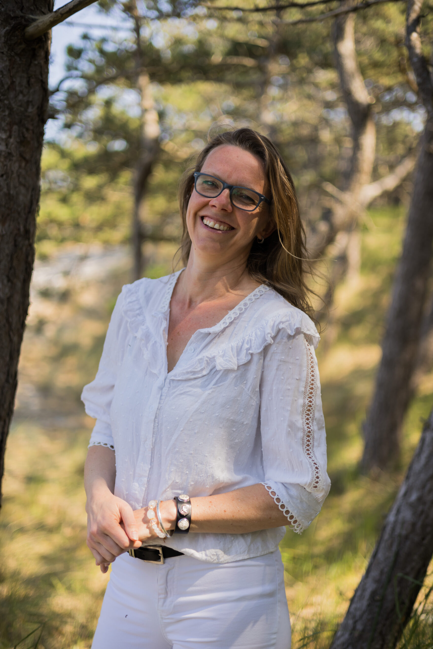 Marije lachend en ontspannen in de natuur